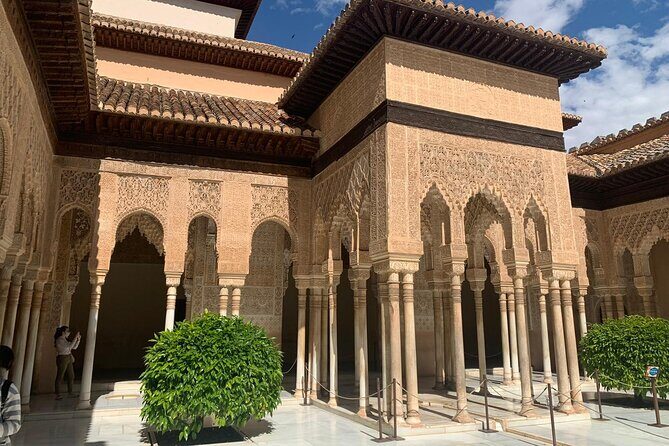Alhambra: Complete Guided Tour with Nasrid Palaces Tickets - Stop 2: Generalife Palaces and Gardens (30 Minutes of Fantasy)