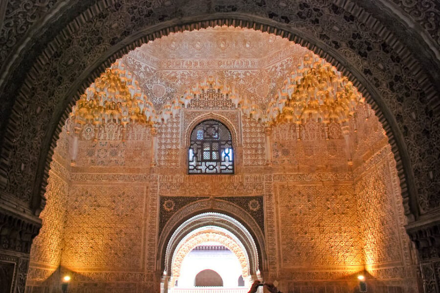 Alhambra & Nasrid Palace: Private Tour with Tickets - Guides, languages, and the kind of storytelling you want