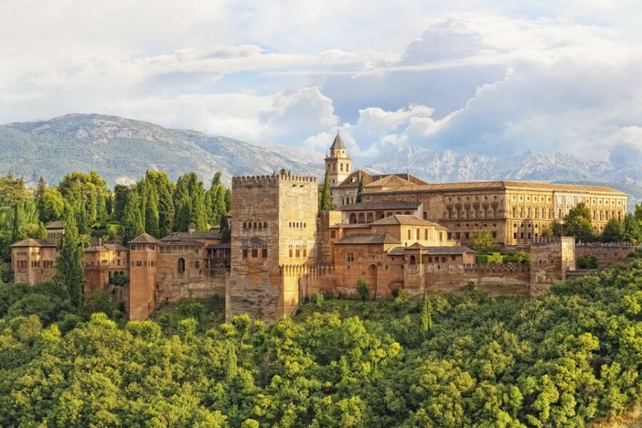 Alhambra, Nasrid Palaces and Albaicin Tour - Should you book this Alhambra and Albaicín tour?