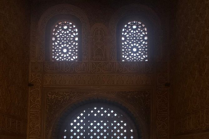 Alhambra: Night Visit to Nasrid Palaces - Inside the Nasrid Palaces After Dark: What to Look For