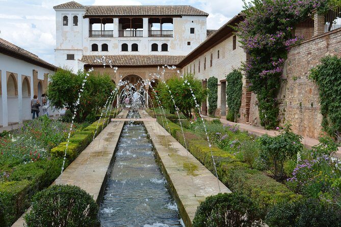 Alhambra: Skip-the-Line to Nasrid Palaces & Generalife - Weather and comfort: plan like the garden is part of the day