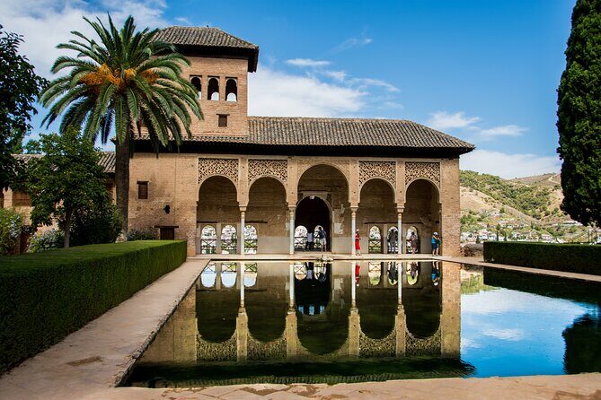 Alhambra Tour and Nazaries Palaces with Hammam Massage Experience - Entering the Alhambra: skip the lines and follow the story