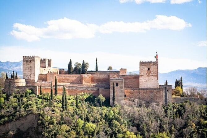 Alhambra: tour with Generalife and Alcazaba. Admission not included - What you’re really booking (and what you’re not)