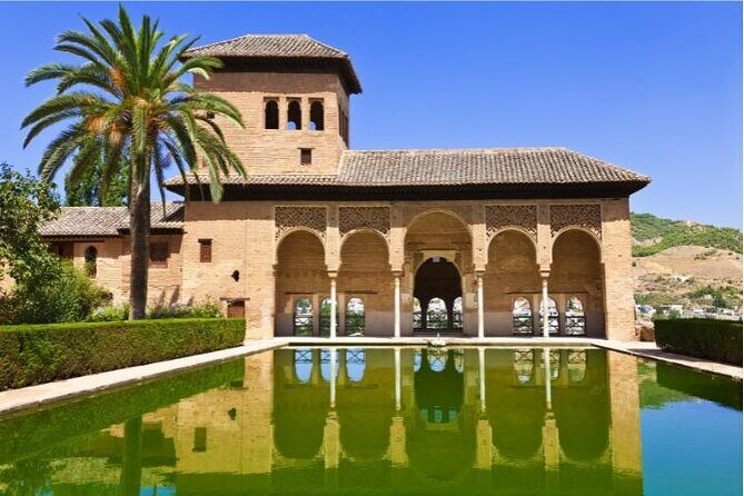 Alhambra: tour with Generalife and Alcazaba. Admission not included - Meeting point and where you finish