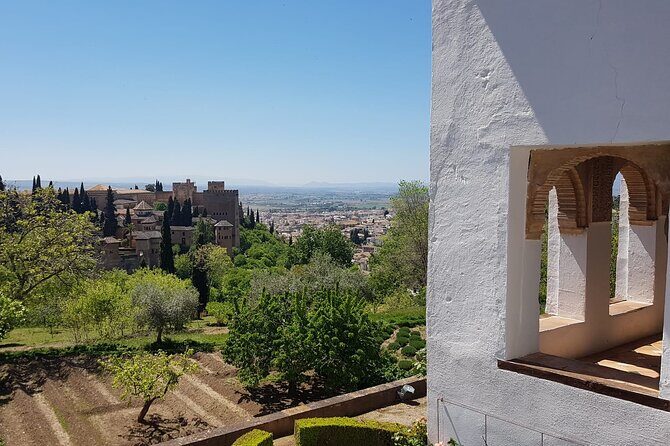 Alhambra Unique Experience: Private visit with official guide - English guide power: how the Maribel effect shows up on-site