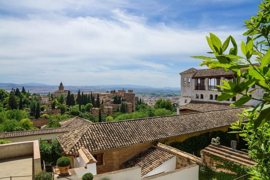 From Málaga: Sunset Alhambra Tour with Tickets - Timing for sunset: why the light can be perfect or frustrating