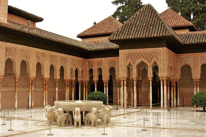Full Alhambra tour with preferential access (SPANISH language) - Why the Alhambra needs a guide (even if you love self-guided trips)