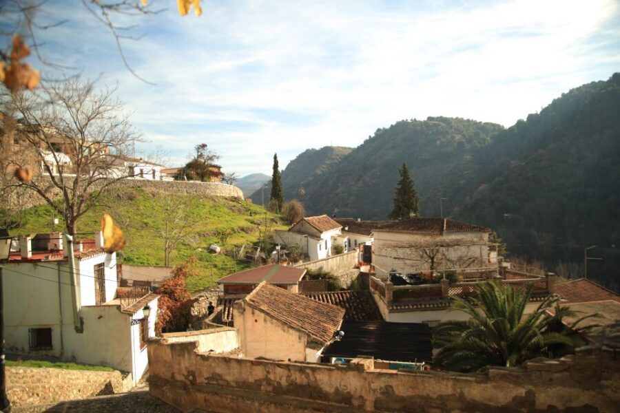 Granada: Albaicin and Sacromonte E-Bike Tour - Buses and Footpaths Are Optional Here: Effort Level and Bike Control