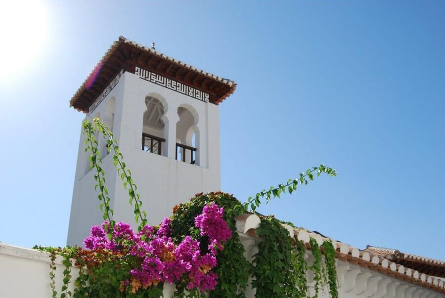 Granada: Albaicín and Sacromonte Guided Sunset Walking Tour - Sacromonte at dusk: flamenco tradition and hillside perspectives