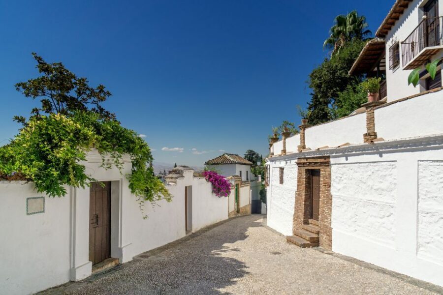 Granada: Albaicín and Sacromonte Walking Tour - Pace, stairs, and what to pack for rain or shine