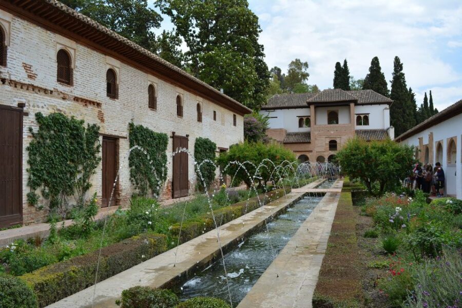 Granada: Alhambra and Generalife Gardens Guided Tour - Why this Alhambra + Generalife tour fits well
