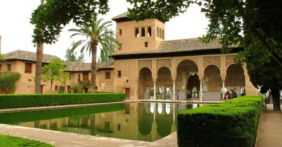Granada: Alhambra and Generalife Gardens Guided Tour - Paseo de los Cipreses and the Secano/San Francisco Garden stops