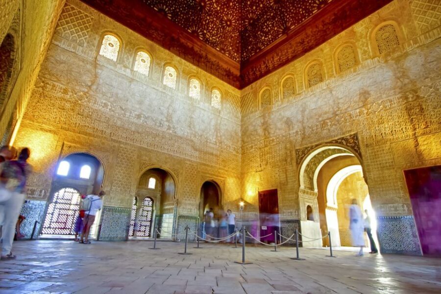 Granada: Alhambra Fast-Track Guided Tour - Nasrid Palaces for about 1.5 hours: where the sultans lived