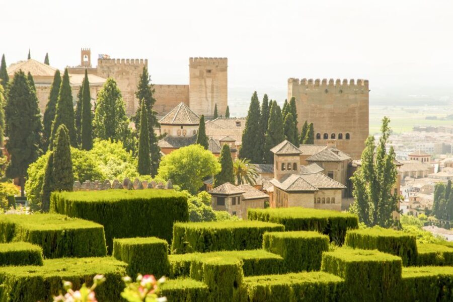 Granada: Alhambra Gardens, Generalife & Alcazaba Guided Tour - Skip-the-line entry and how the timing really works