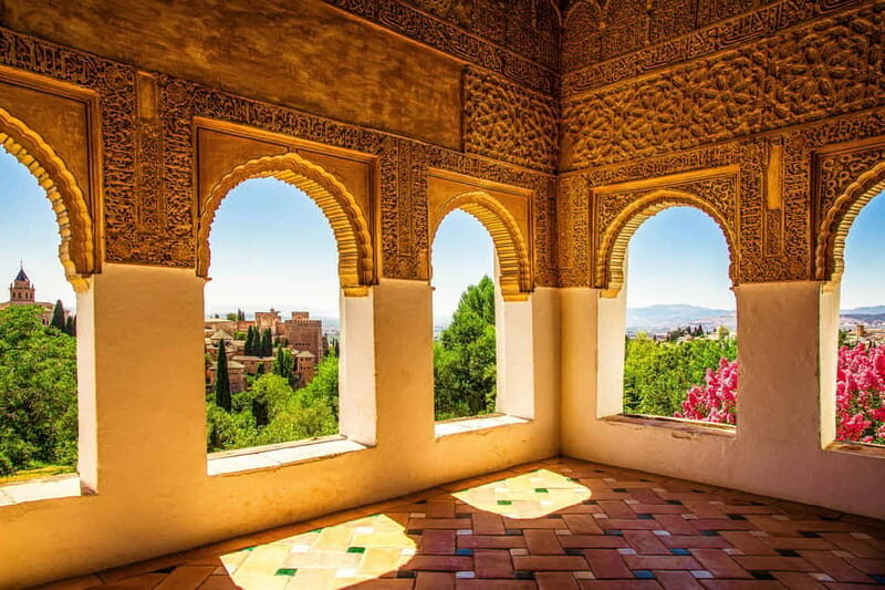 Granada: Alhambra, Generalife & Nasrid Palaces Guided Tour - Palace of Charles V: Renaissance Order in a Moorish World
