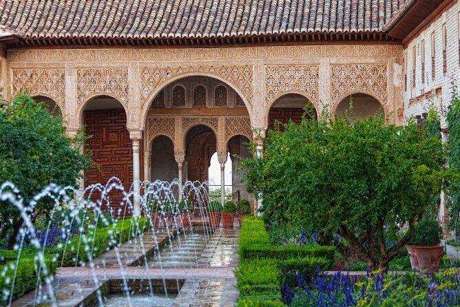 Granada: Alhambra Guided Tour including Nasrid Palaces - Alcazaba Fortress and Torre de la Vela: fortress logic and big views