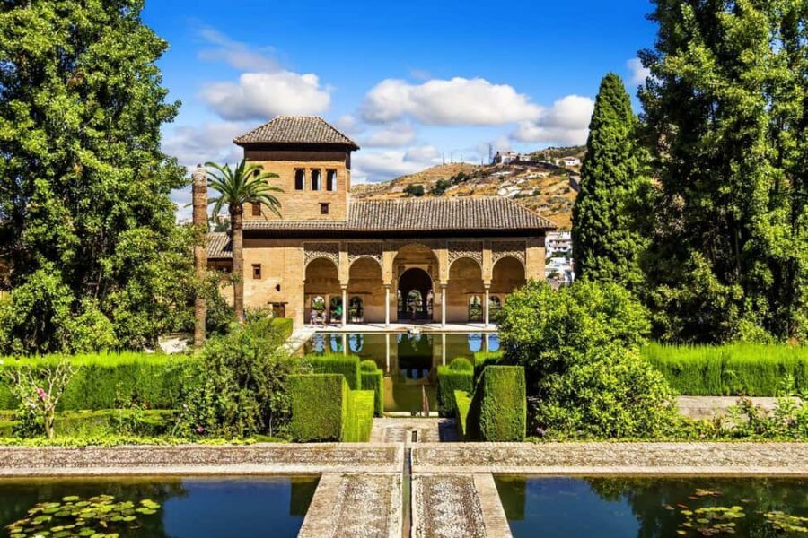 Granada: Alhambra Guided Tour with Nasrid Palaces & Gardens - Meeting the Guide at Alhambra