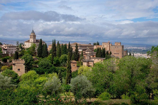 Group tour: the Alhambra of Granada - Meeting at Hotel Alixares and Getting Oriented Fast