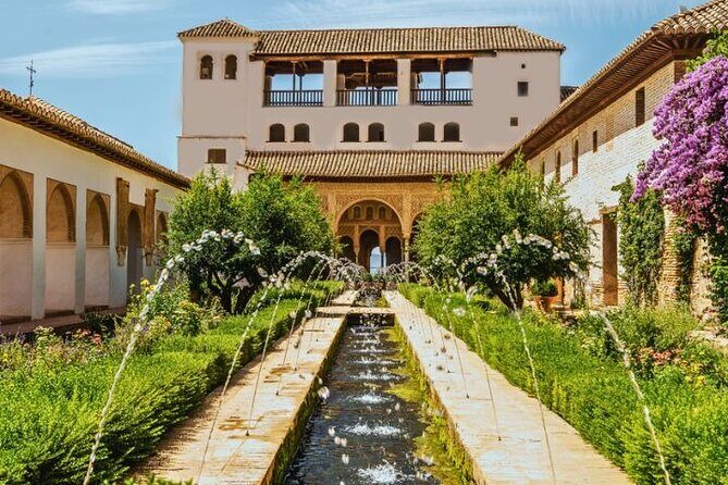 Guided tour to Alhambra with Generalife, Alcazaba and Carlos V - Meeting point and where your walk ends