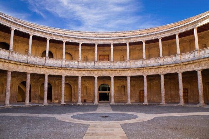 Guided tour to Alhambra with Generalife, Alcazaba and Carlos V - Stop 1: Alcazaba and the climb to Torre de la Vela