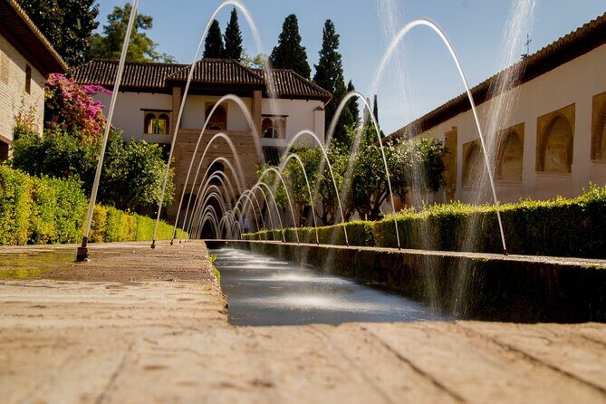 Private Tour Alhambra, Generalife and Nasrid Palaces - Entering the Nasrid Palaces Without Feeling Lost