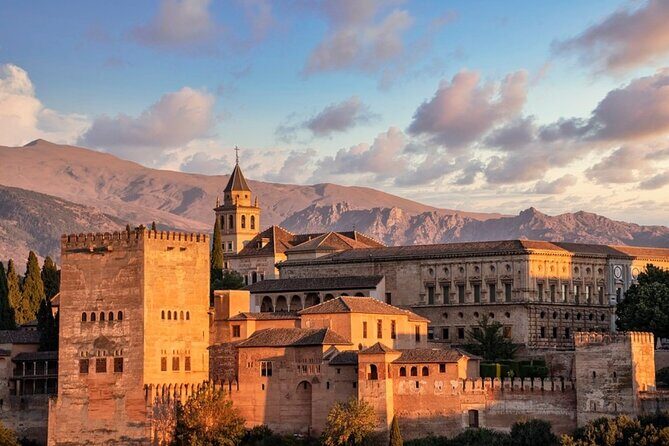 Private Walk of the Alhambra and Nasrid Palaces - Meeting point in Granada: start where the tour actually begins