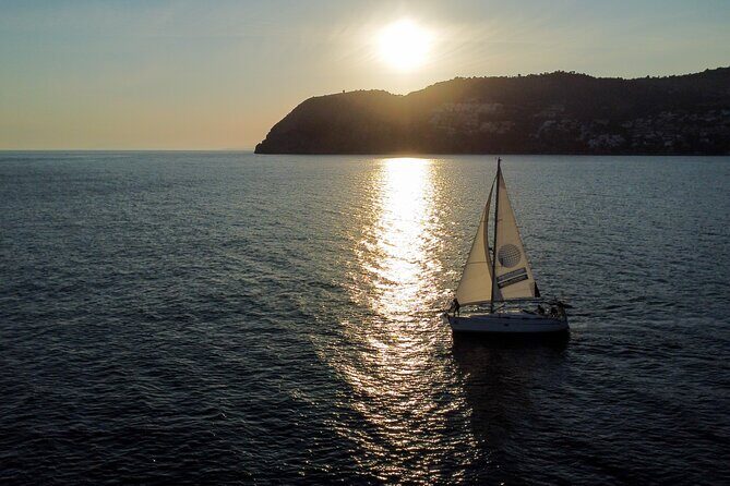 Sailing at sunset along the cliffs of Maro-Compartida - Weather and sea conditions: the key decision factor